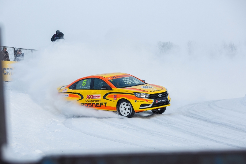 XXI Гонка Чемпионов: зрелищная борьба LADA Vesta на ледовом треке